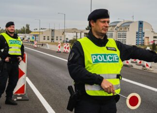 Je tu agresivní řidič, určitě na drogách, volal šofér u Blanska. Pozitivní test však vyšel i jemu Je tu agresivní řidič, určitě na drogách, volal šofér u Blanska. Pozitivní test však vyšel i jemu
