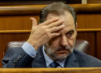 El PP vincula la renuncia al escaño de Ábalos con una maniobra de Sánchez para “mitigar su precariedad parlamentaria” El PP vincula la renuncia al escaño de Ábalos con una maniobra de Sánchez para “mitigar su precariedad parlamentaria”