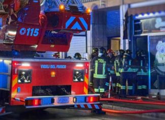 Lecco, scoppia un incendio in una lavanderia automatica: evacuato un palazzo di tre piani Lecco, scoppia un incendio in una lavanderia automatica: evacuato un palazzo di tre piani