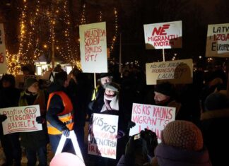 “Manu meitu drošība svarīgāka par kebabu.” Pie Ministru kabineta protestē pret migrantu kvotām “Manu meitu drošība svarīgāka par kebabu.” Pie Ministru kabineta protestē pret migrantu kvotām