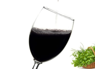 Vin negru cu plante aromatice, rețeta tradițională pentru stimularea imunității Vin negru cu plante aromatice, rețeta tradițională pentru stimularea imunității