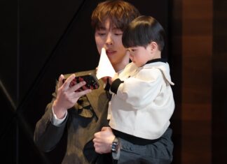 “Our Universe” Shares Adorable Photos Of Bae In Hyuk Playing With Child Actor Behind The Scenes Of Press Conference “Our Universe” Shares Adorable Photos Of Bae In Hyuk Playing With Child Actor Behind The Scenes Of Press Conference