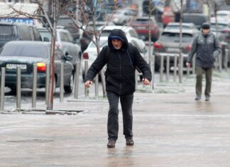 How to walk safely when sidewalks turn icy How to walk safely when sidewalks turn icy