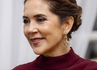 Mary de Dinamarca estrena el vestido de gala favorito de las royals con la tiara comprada en una subasta Mary de Dinamarca estrena el vestido de gala favorito de las royals con la tiara comprada en una subasta