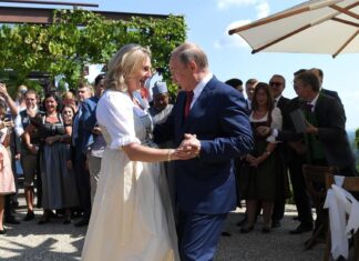 Könnte Ex-Ministerin Kneissl die Staatsbürgerschaft verlieren? Könnte Ex-Ministerin Kneissl die Staatsbürgerschaft verlieren?