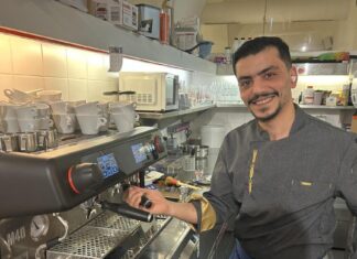 Für dieses Café ist ein Syrer bis zu 14 Stunden täglich auf den Beinen Für dieses Café ist ein Syrer bis zu 14 Stunden täglich auf den Beinen