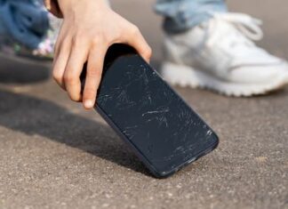 Sasists telefons noved aiz restēm. Kā kaimiņu strīds pārvērtās krimināllietā Sasists telefons noved aiz restēm. Kā kaimiņu strīds pārvērtās krimināllietā