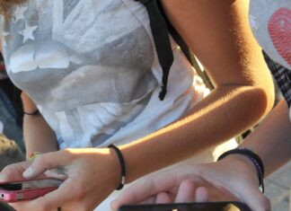 Stretta sui social per i minori, Lega propone di vietarli fino a 15 anni Stretta sui social per i minori, Lega propone di vietarli fino a 15 anni