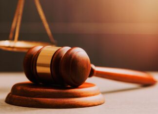 Soud poslal do vazby všech 16 obviněných z kauzy řidičských průkazů Soud poslal do vazby všech 16 obviněných z kauzy řidičských průkazů