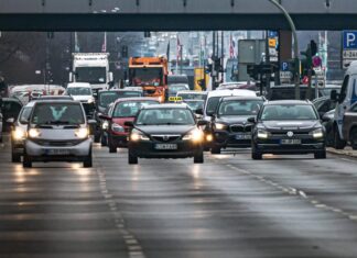 Autos als Spionagerisiko: Bundeswehr verbietet Autotypen die Zufahrt Autos als Spionagerisiko: Bundeswehr verbietet Autotypen die Zufahrt