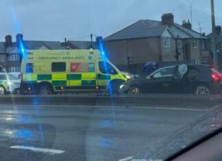 People injured after two Mercedes crash bringing gridlock to Oxford People injured after two Mercedes crash bringing gridlock to Oxford
