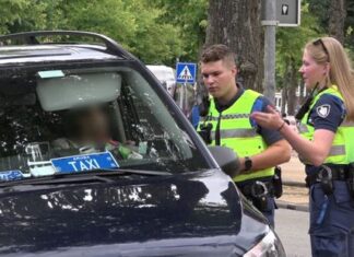 Groningen Handhaaft aflevering 1: taxichauffeur doet er alles aan om geen boete te krijgen Groningen Handhaaft aflevering 1: taxichauffeur doet er alles aan om geen boete te krijgen