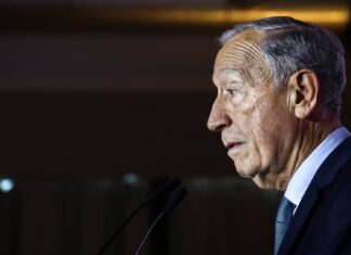 Marcelo critica decisão de afastar políticos do terreno: “Como é que prejudicam? Se eles não estão lá, ficam os autarcas sozinhos” Marcelo critica decisão de afastar políticos do terreno: “Como é que prejudicam? Se eles não estão lá, ficam os autarcas sozinhos”