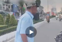 Công an xác minh vụ người đàn ông chửi bới, chặn đầu ô tô ở Cần Thơ Công an xác minh vụ người đàn ông chửi bới, chặn đầu ô tô ở Cần Thơ