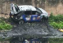 Ô tô lao xuống sông Nhuệ lúc rạng sáng do tài xế ngủ gật Ô tô lao xuống sông Nhuệ lúc rạng sáng do tài xế ngủ gật