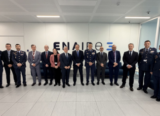 ENAIRE recibe al JEMA en su Centro de Control de Madrid ENAIRE recibe al JEMA en su Centro de Control de Madrid