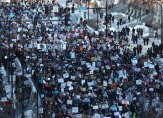 Minneapolis, in migliaia in corteo per contestare Trump. Springsteen canta dal palco contro l’Ice Minneapolis, in migliaia in corteo per contestare Trump. Springsteen canta dal palco contro l’Ice