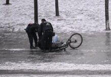 Trotz spiegelglatter Wege: Unfall-Chaos in Berlin bleibt am Wochenende vorerst aus Trotz spiegelglatter Wege: Unfall-Chaos in Berlin bleibt am Wochenende vorerst aus