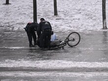 Trotz spiegelglatter Wege: Unfall-Chaos in Berlin bleibt am Wochenende vorerst aus Trotz spiegelglatter Wege: Unfall-Chaos in Berlin bleibt am Wochenende vorerst aus