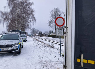 V Králově Dvoře vjel náklaďák na přejezd, vlak se podařilo zastavit včas V Králově Dvoře vjel náklaďák na přejezd, vlak se podařilo zastavit včas