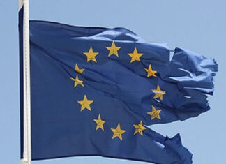 Levették az uniós zászlót egy magyar egyetemről – videó Levették az uniós zászlót egy magyar egyetemről – videó