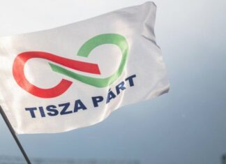 Óriási bukta a Tiszának: égőfáklya nénivel együtt is csak kb. 100-an tünciznek Budapesten Óriási bukta a Tiszának: égőfáklya nénivel együtt is csak kb. 100-an tünciznek Budapesten