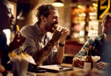 Patient bizarre : un homme décède après avoir mangé un hamburger. Il souffrait d’une allergie rare depuis peu, sans le savoir Patient bizarre : un homme décède après avoir mangé un hamburger. Il souffrait d’une allergie rare depuis peu, sans le savoir