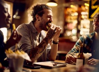 Patient bizarre : un homme décède après avoir mangé un hamburger. Il souffrait d’une allergie rare depuis peu, sans le savoir Patient bizarre : un homme décède après avoir mangé un hamburger. Il souffrait d’une allergie rare depuis peu, sans le savoir