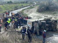 Kamyonet tali yola yuvarlandı: 1 ölü Kamyonet tali yola yuvarlandı: 1 ölü