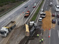 Otoyolda harfiyat kamyonu devrildi Otoyolda harfiyat kamyonu devrildi