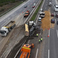 Otoyolda harfiyat kamyonu devrildi Otoyolda harfiyat kamyonu devrildi