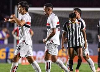 Com um a mais, São Paulo vence Santos e ganha respiro no Paulista Com um a mais, São Paulo vence Santos e ganha respiro no Paulista