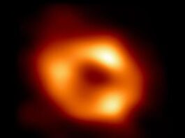 O nouă imagine a găurii negre Sagittarius A* dezvăluie un disc de materie asimetric în rotație