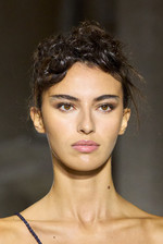 Sara Bonnet, experta en cejas: “Alargar y oscurecer en exceso la cola de la ceja endurece la expresión y suma años” Sara Bonnet, experta en cejas: “Alargar y oscurecer en exceso la cola de la ceja endurece la expresión y suma años”