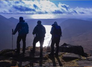 Doi turiști de pe Via Mioritica i-au făcut de petrecanie colegului lor ca să-i fure boxa portabilă Doi turiști de pe Via Mioritica i-au făcut de petrecanie colegului lor ca să-i fure boxa portabilă