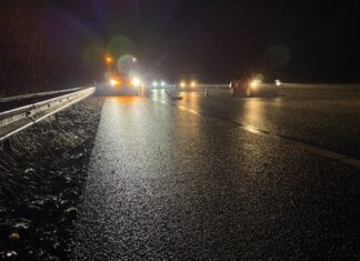 112-nieuws: Meerdere ongelukken op de weg door gladheid, A7 tussen Zuidbroek en Westerbroek afgesloten 112-nieuws: Meerdere ongelukken op de weg door gladheid, A7 tussen Zuidbroek en Westerbroek afgesloten