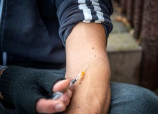 Patient bizarre : il s’injecte sa propre semence dans le bras pendant 18 mois pour traiter son mal de dos ! Patient bizarre : il s’injecte sa propre semence dans le bras pendant 18 mois pour traiter son mal de dos !