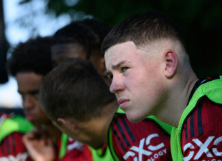 Manchester United : “fier de toi, Kai”, l’émotion de Wayne Rooney pour la première de son fils à Old Trafford Manchester United : “fier de toi, Kai”, l’émotion de Wayne Rooney pour la première de son fils à Old Trafford