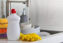 Obiectele din bucătărie pe care nu ar trebui să le speli niciodată cu detergent de vase. De ce? Obiectele din bucătărie pe care nu ar trebui să le speli niciodată cu detergent de vase. De ce?