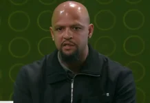 Felipe Melo é agredido por torcedores do Corinthians na Supercopa Felipe Melo é agredido por torcedores do Corinthians na Supercopa