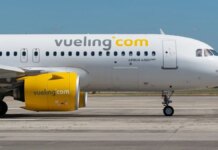 Un hombre se sube al techo de un avión en Valencia y retrasa más de dos horas el vuelo Un hombre se sube al techo de un avión en Valencia y retrasa más de dos horas el vuelo