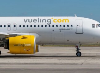 Un hombre se sube al techo de un avión en Valencia y retrasa más de dos horas el vuelo Un hombre se sube al techo de un avión en Valencia y retrasa más de dos horas el vuelo