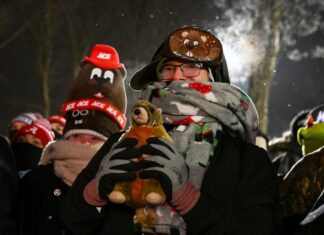 The Latest: Groundhog Punxsutawney Phil will predict winter’s end or 6 more weeks of cold The Latest: Groundhog Punxsutawney Phil will predict winter’s end or 6 more weeks of cold