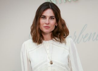 Lourdes Montes da una lección de estilo con el vestido de firma sevillana, que inspirará a las invitadas más elegantes de 2026 Lourdes Montes da una lección de estilo con el vestido de firma sevillana, que inspirará a las invitadas más elegantes de 2026