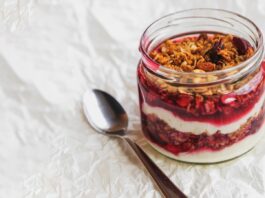 Zdravije od viralnog japanskog čizkejka: Desert sa grčkim jogurtom i džemom od jagoda