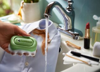 Siempre dejo una marca en el cuello» : el truco de Lara Varo que borra el maquillaje de tu ropa Siempre dejo una marca en el cuello» : el truco de Lara Varo que borra el maquillaje de tu ropa