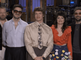 ‘SNL’ Star Tells Connor Storrie That ‘Heated Rivalry’ Is Just Like Her Relationship With Mumford & Sons