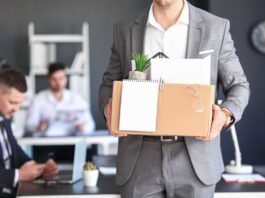 O companie concediază aproape jumătate din personal din cauza inteligenței artificiale. Directorul general avertizează că majoritatea firmelor vor face același lucru