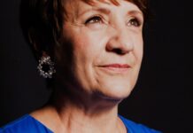 Blanca Portillo, actriz: “Hay más mujeres cazadoras que hombres. Se juntan para pintar la mona y hacer negocios, lo que siempre se ha hecho en las cacerías” Blanca Portillo, actriz: “Hay más mujeres cazadoras que hombres. Se juntan para pintar la mona y hacer negocios, lo que siempre se ha hecho en las cacerías”